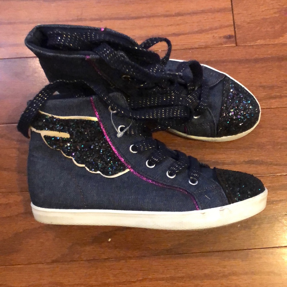 Size 2.5 Barely worn Little Girl Navy sneakers!
